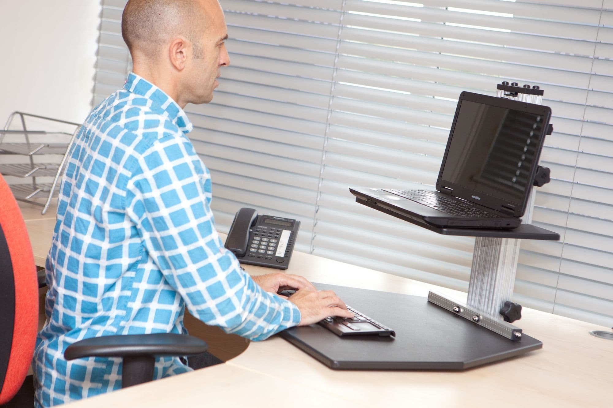 Kangaroo- height adjustable standing desk for monitors and laptops